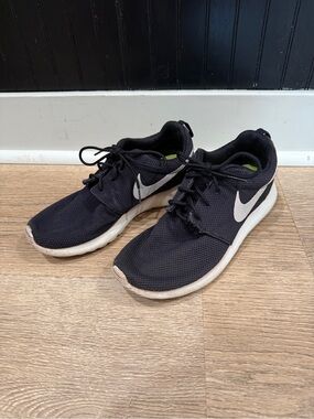 Black Nike Roshe Run Sneakers Size 8